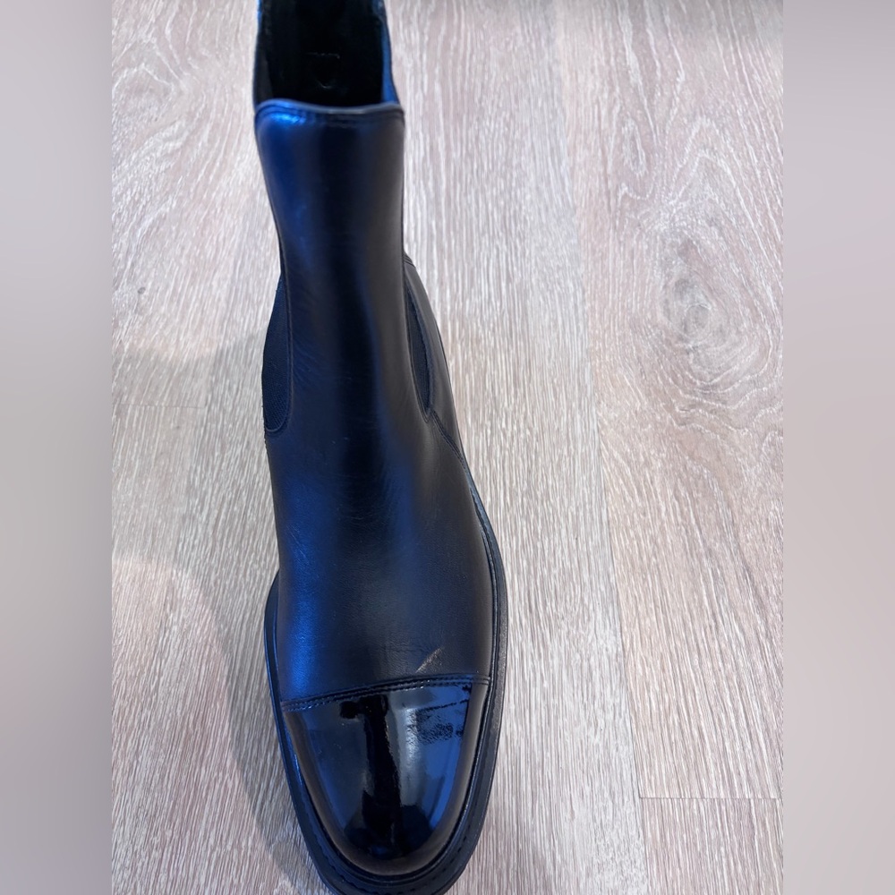 Chanel Chelsea boot. Black. Size 42. Never worn. Patent leather toe. Cc on back - Picture 10 of 13